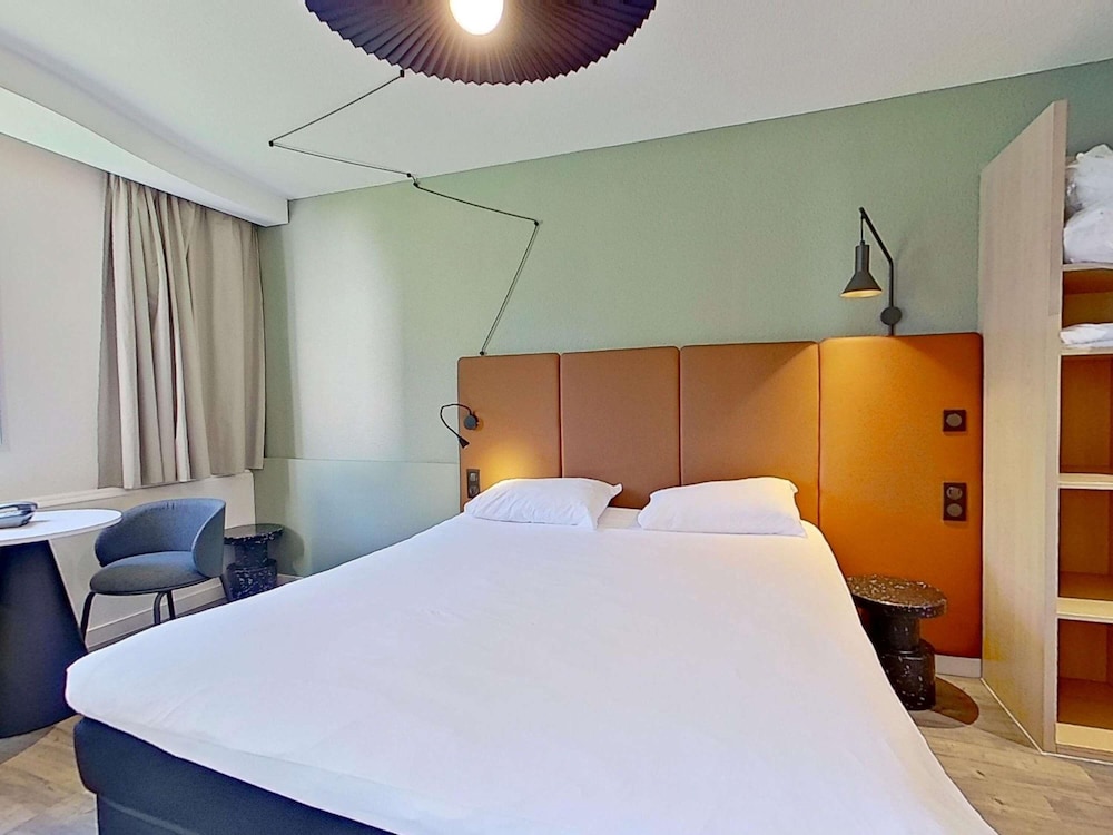 Habitación estándar con 1 cama doble y camas gemelas del hotel IBIS VANNES. Foto 3