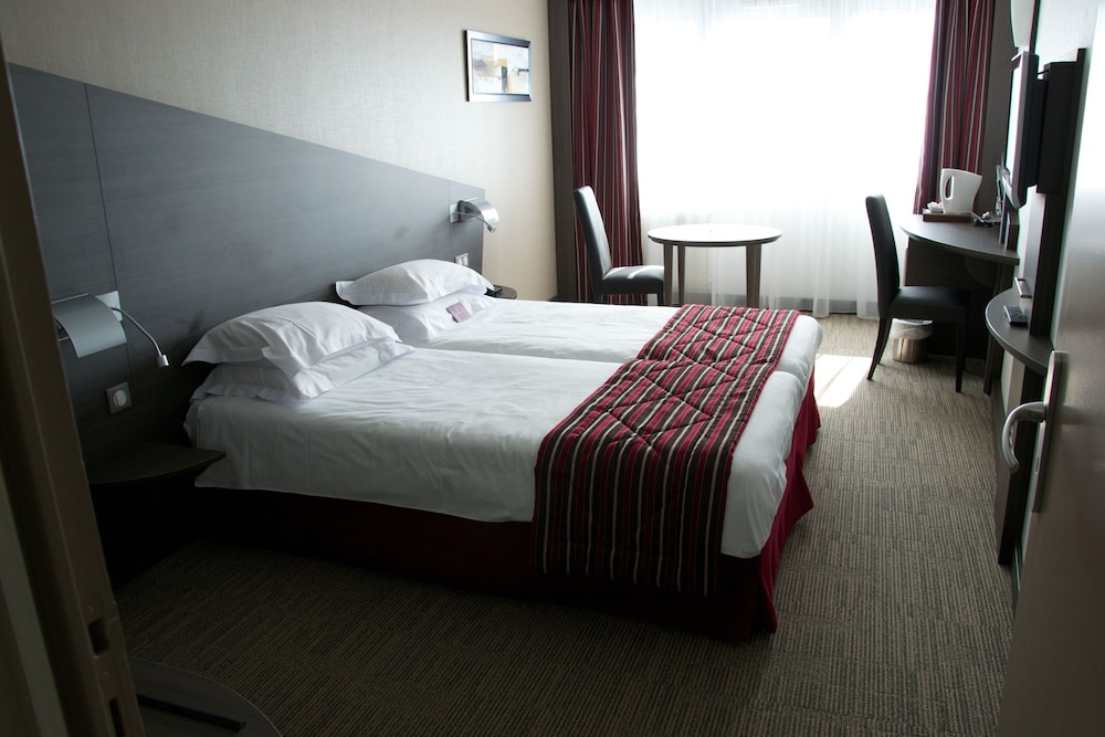 Habitación Standard con 2 camas individuales del hotel Mercure Vannes Le Port. Foto 1