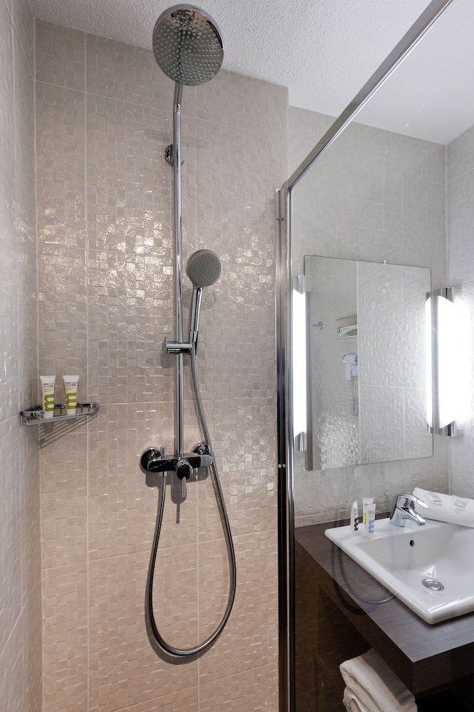 Habitación Standard con 2 camas individuales del hotel Mercure Vannes Le Port. Foto 3