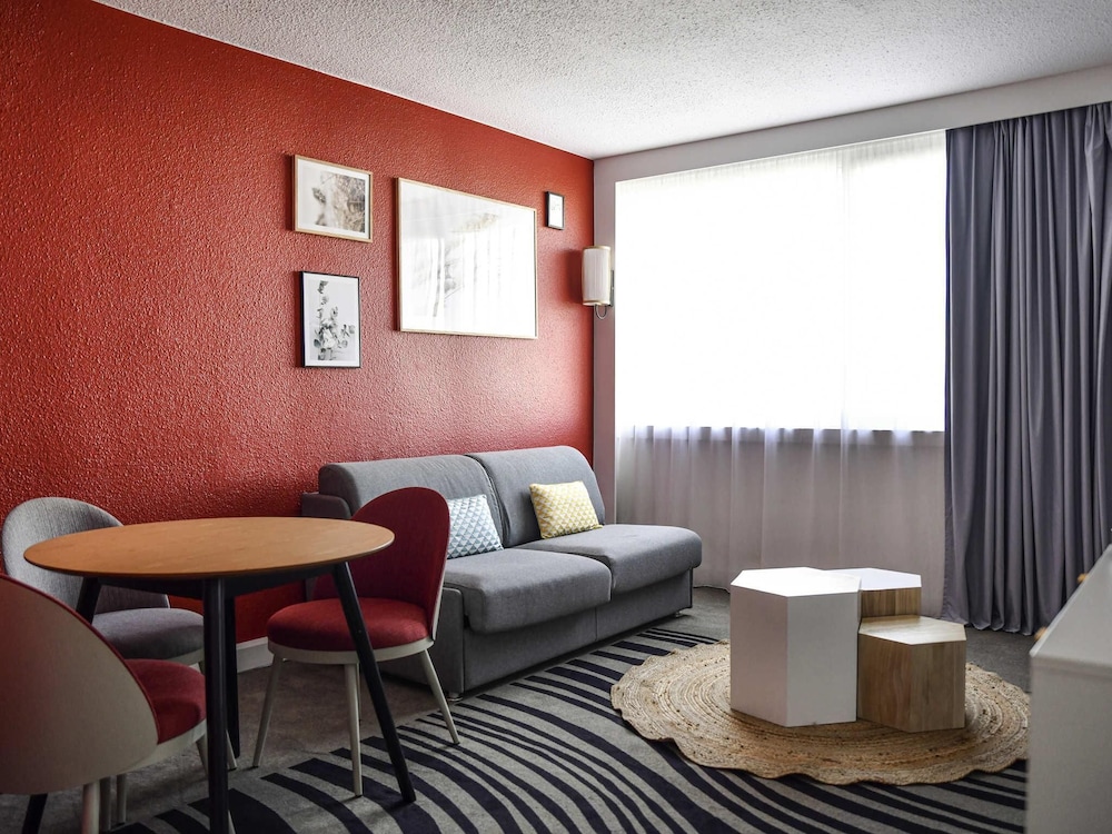 SUITE FAMILIAR: 1 CAMA DOBLE Y 1 SOFÁ CAMA del hotel Novotel Paris Créteil Le Lac