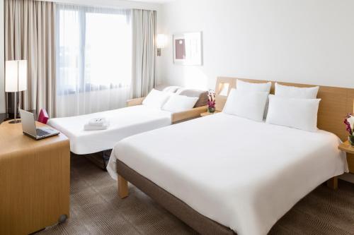 Habitación Classic con 2 camas individuales y 1 sofá cama individual del hotel Novotel Paris Créteil Le Lac. Foto 4
