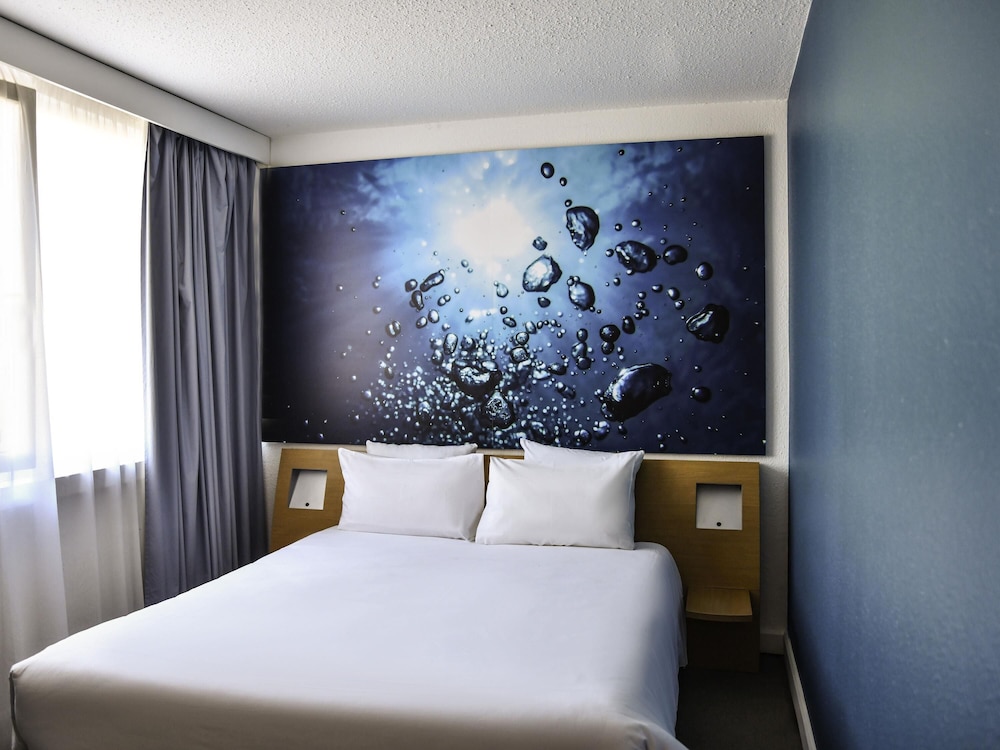 SUITE FAMILIAR: 1 CAMA DOBLE Y 1 SOFÁ CAMA del hotel Novotel Paris Créteil Le Lac. Foto 1