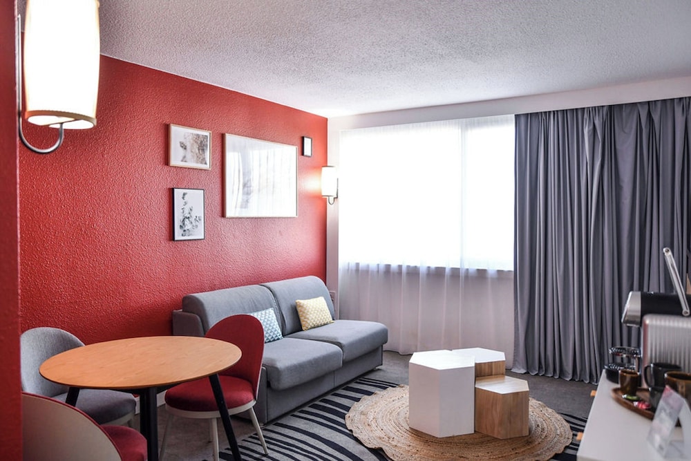 SUITE FAMILIAR: 1 CAMA DOBLE Y 1 SOFÁ CAMA del hotel Novotel Paris Créteil Le Lac. Foto 2