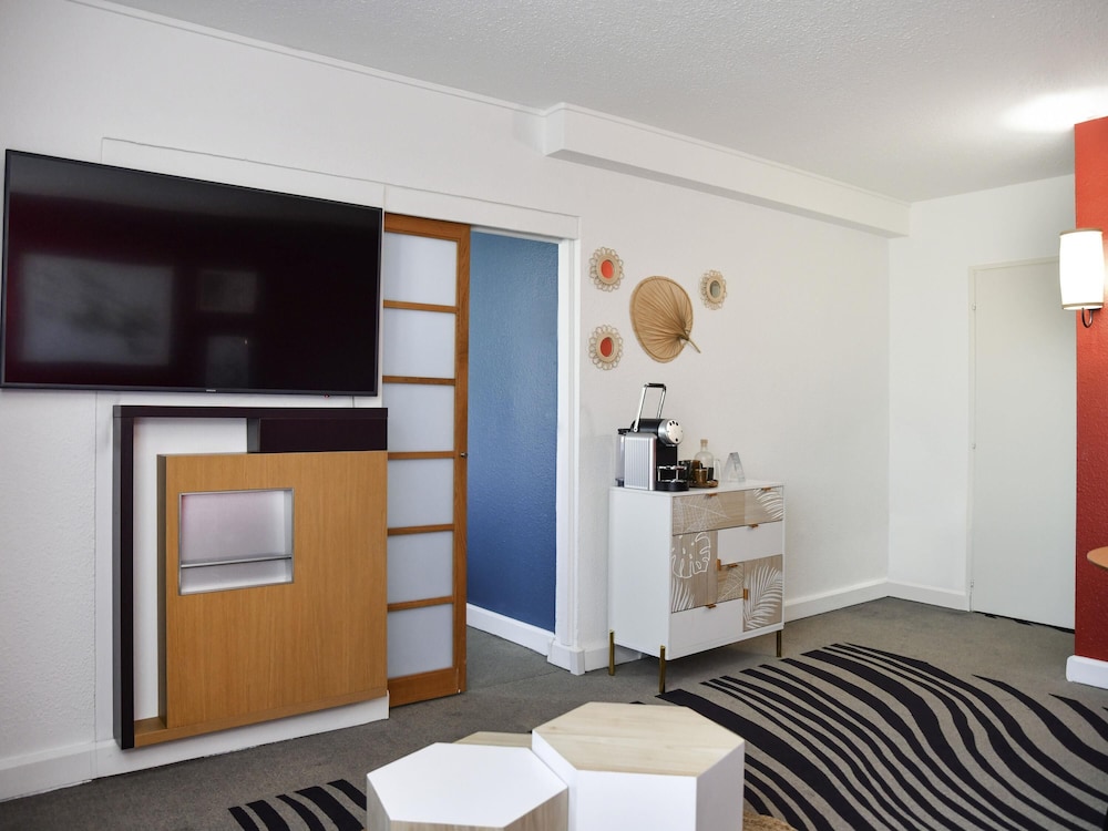 SUITE FAMILIAR: 1 CAMA DOBLE Y 1 SOFÁ CAMA del hotel Novotel Paris Créteil Le Lac. Foto 3