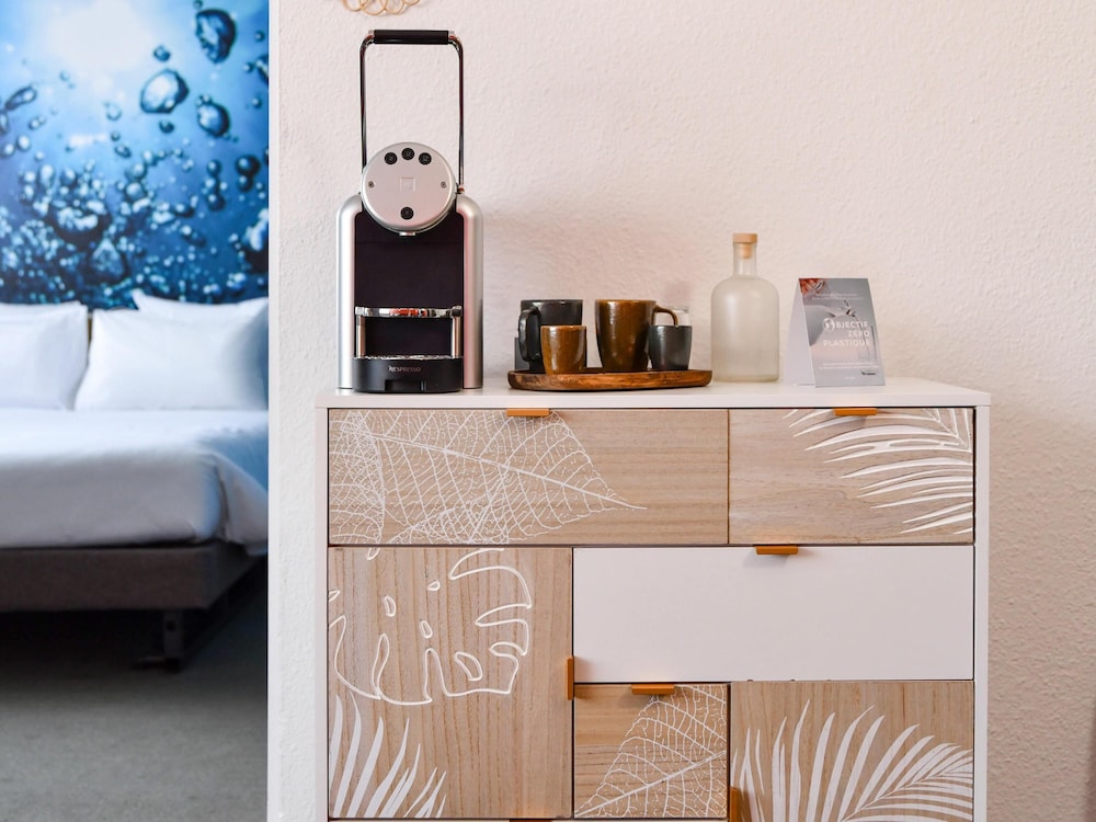 SUITE FAMILIAR: 1 CAMA DOBLE Y 1 SOFÁ CAMA del hotel Novotel Paris Créteil Le Lac. Foto 4
