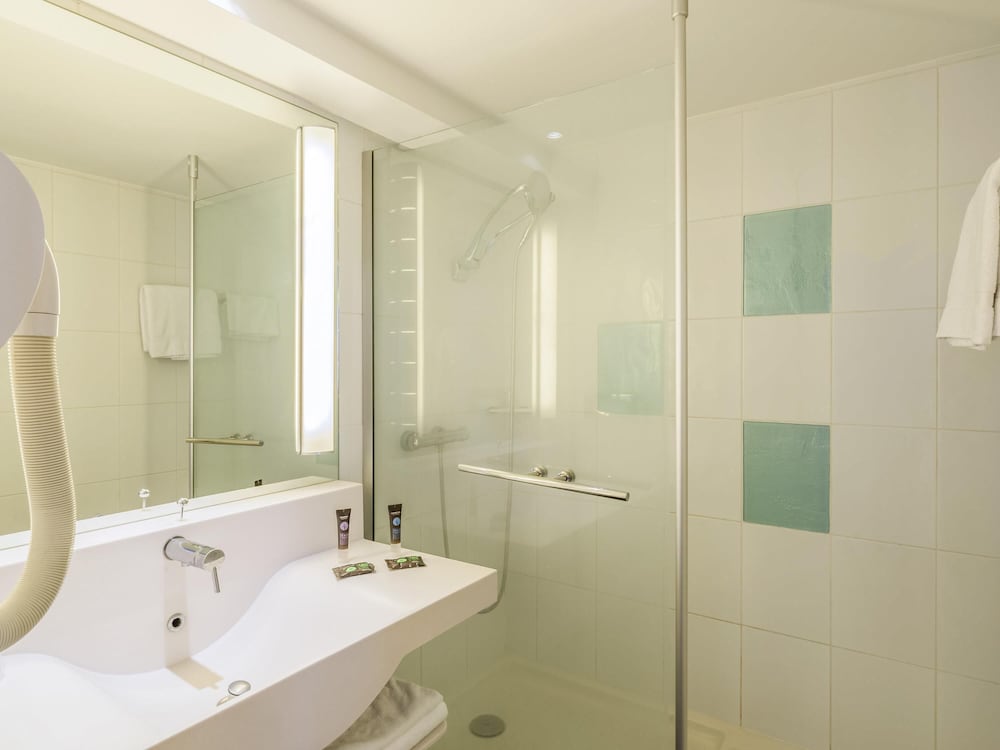 SUITE FAMILIAR: 1 CAMA DOBLE Y 1 SOFÁ CAMA del hotel Novotel Paris Créteil Le Lac. Foto 5