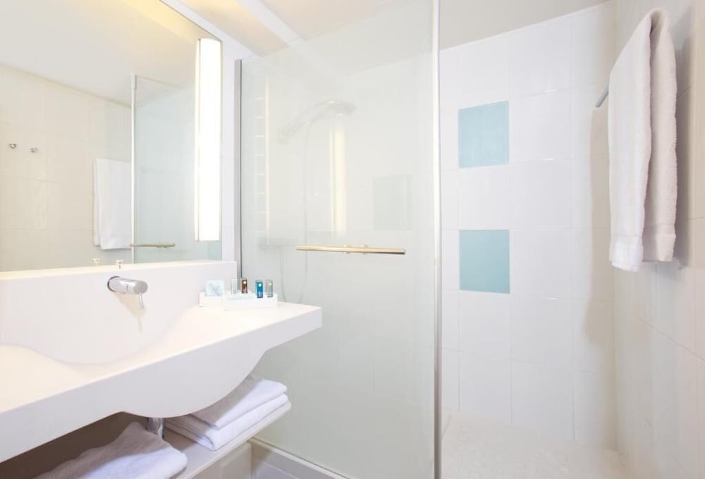 SUITE FAMILIAR: 1 CAMA DOBLE Y 1 SOFÁ CAMA del hotel Novotel Paris Créteil Le Lac. Foto 8