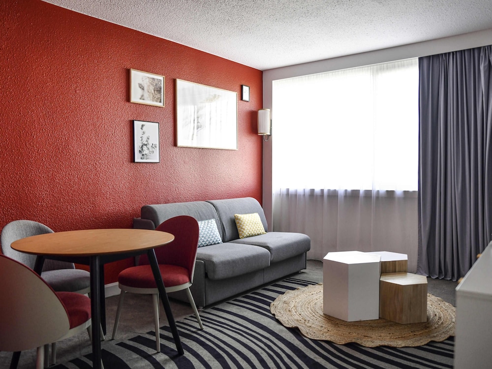 SUITE FAMILIAR: 1 CAMA DOBLE Y 1 SOFÁ CAMA del hotel Novotel Paris Créteil Le Lac. Foto 8