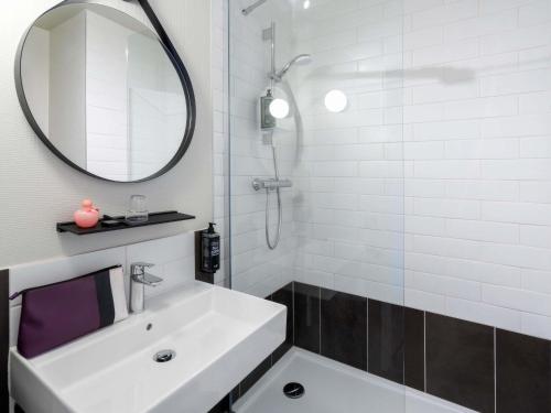 Habitación Triple con una cama doble y una individual del hotel Ibis Epernay Centre Ville