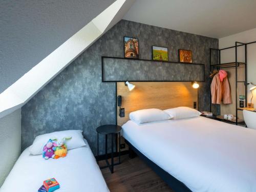 Habitación Triple con una cama doble y una individual del hotel Ibis Epernay Centre Ville. Foto 2