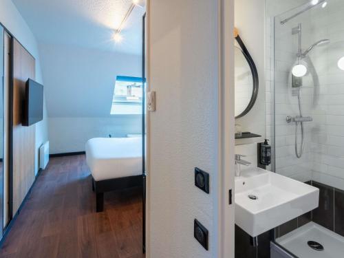 Habitación Triple con una cama doble y una individual del hotel Ibis Epernay Centre Ville. Foto 6
