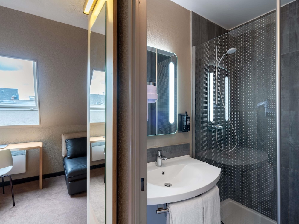 Habitación Familiar con cama doble y sofá - cama del hotel Ibis Epernay Centre Ville. Foto 5