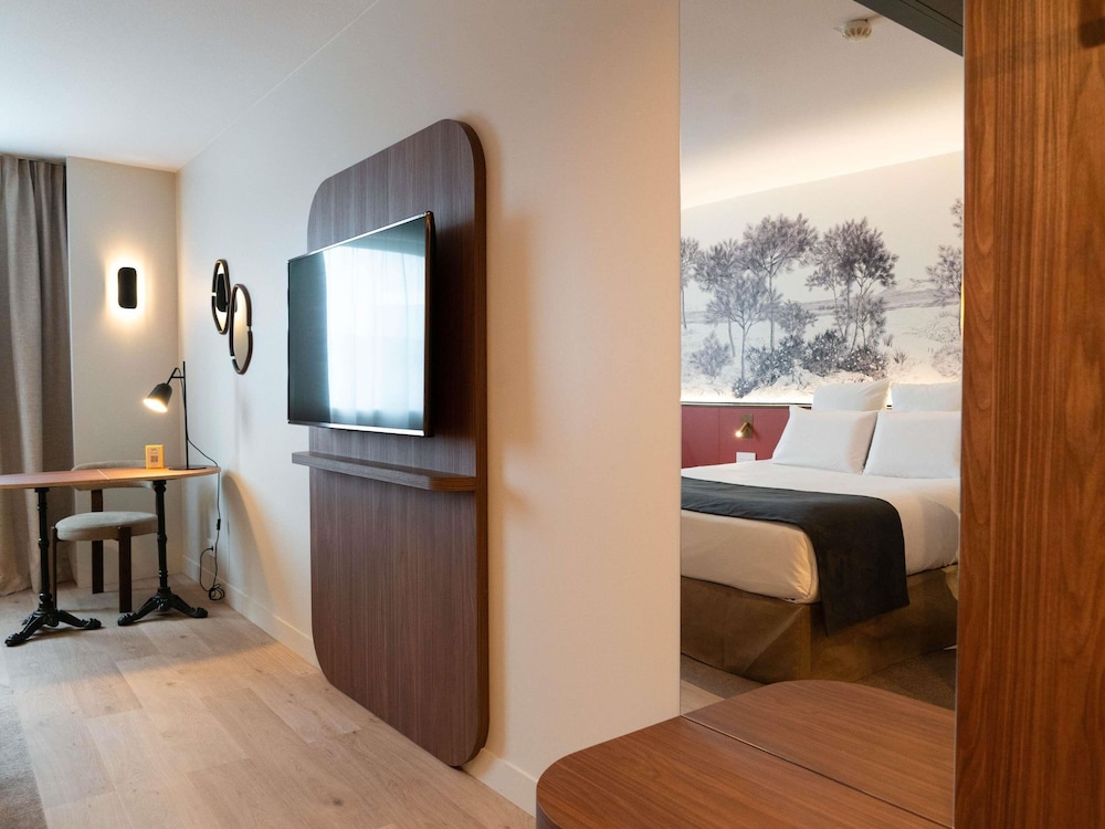Habitación de categoría superior - Una cama doble del hotel Mercure Paris Val De Fontenay. Foto 1