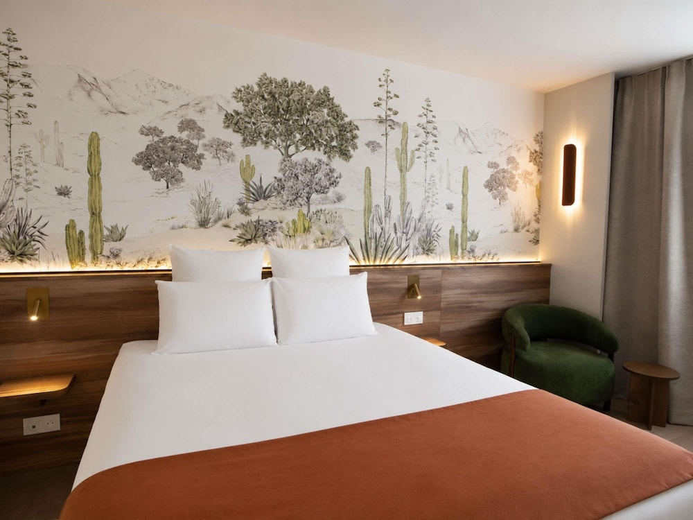 Habitación de categoría superior - Una cama doble del hotel Mercure Paris Val De Fontenay. Foto 2