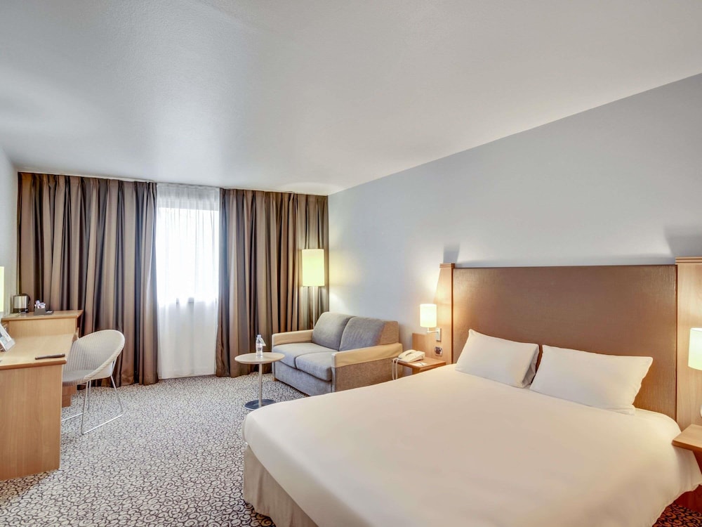 Habitación familiar Classic - Una cama doble y un sofá cama doble del hotel Mercure Paris Val De Fontenay. Foto 3