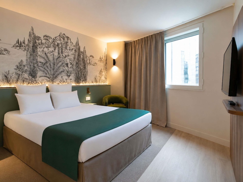 Suite Privilege - Una cama doble y un sofá cama doble del hotel Mercure Paris Val De Fontenay