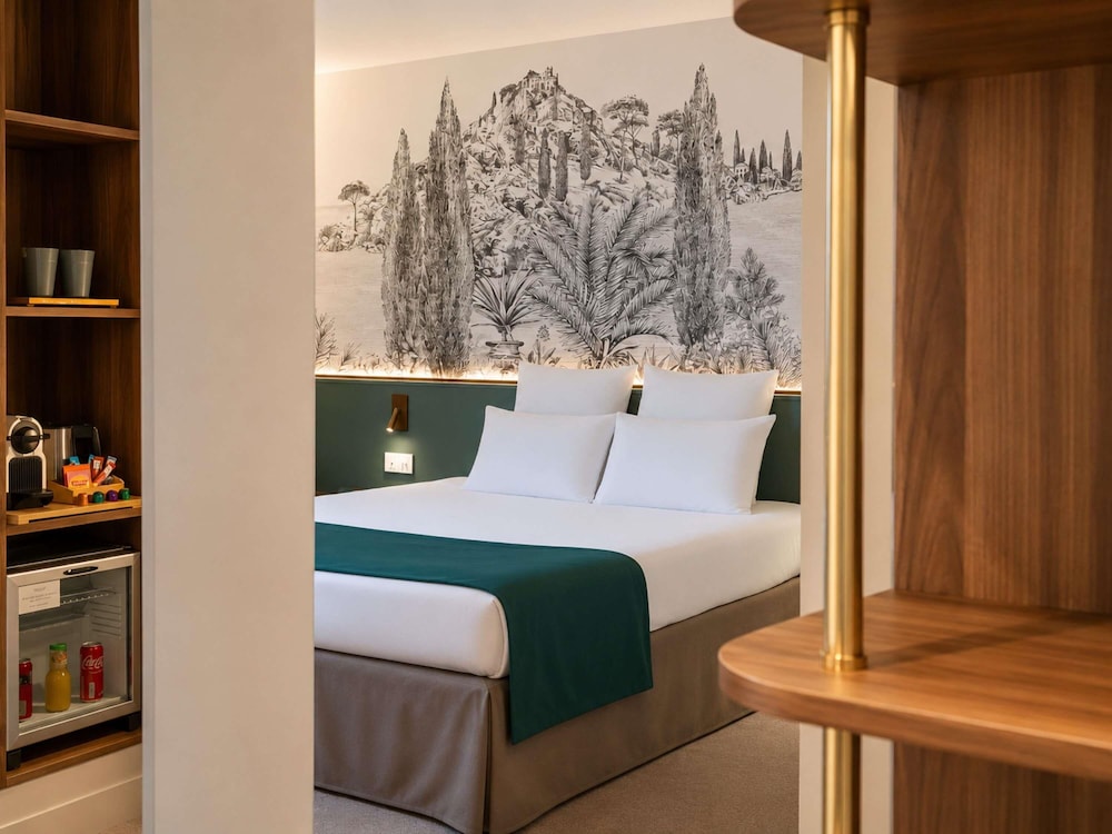 Suite Privilege - Una cama doble y un sofá cama doble del hotel Mercure Paris Val De Fontenay. Foto 3