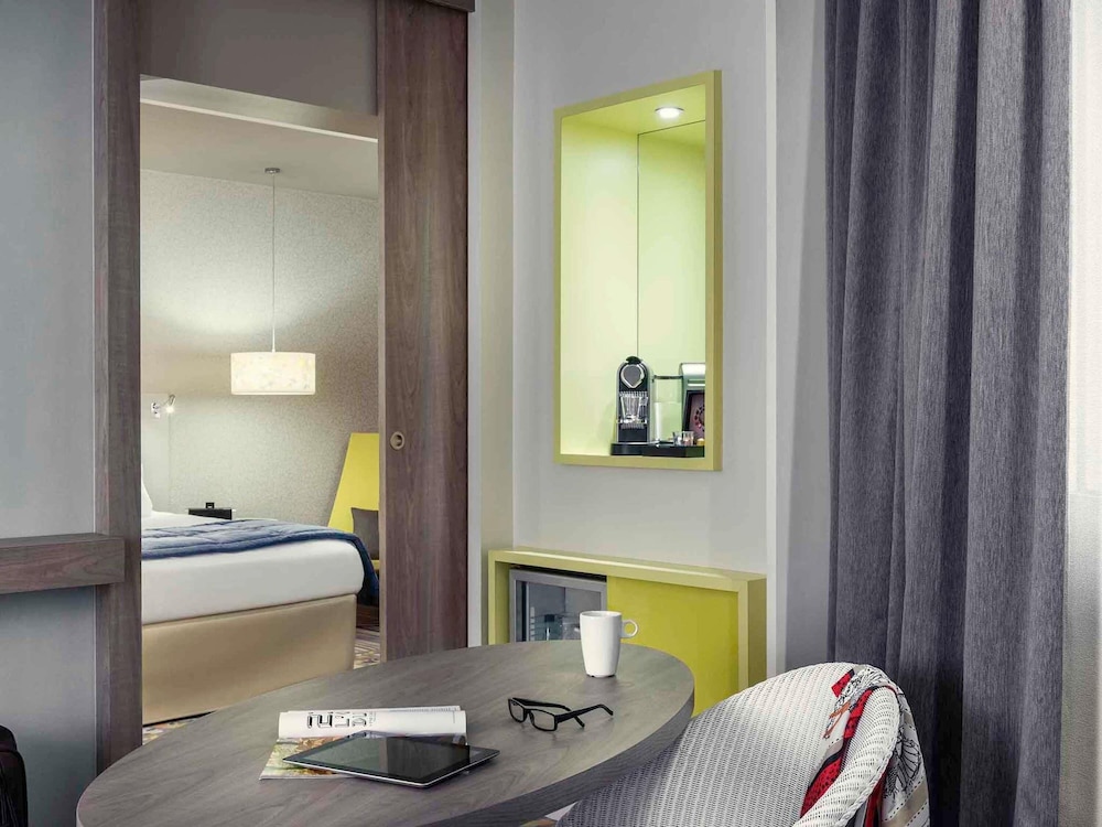 Suite Privilege - Una cama doble y un sofá cama doble del hotel Mercure Paris Val De Fontenay. Foto 4
