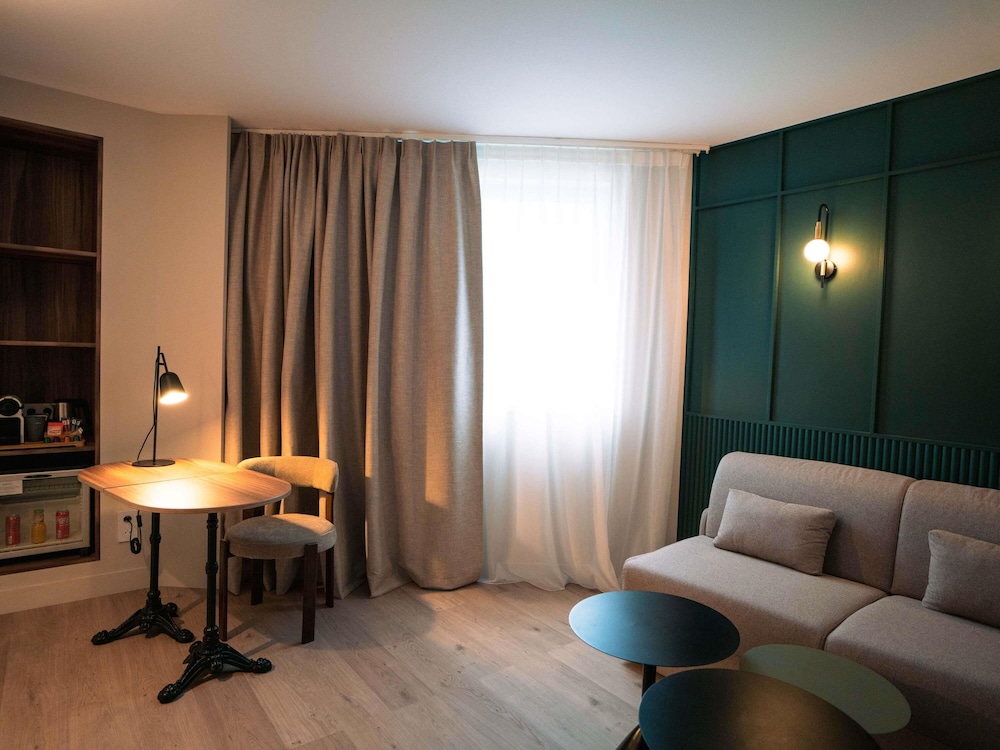 Suite Privilege - Una cama doble y un sofá cama doble del hotel Mercure Paris Val De Fontenay. Foto 5