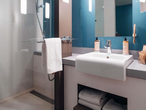 Habitación Familiar Privilege: 1 cama doble y un sofá cama del hotel Mercure Paris Val De Fontenay