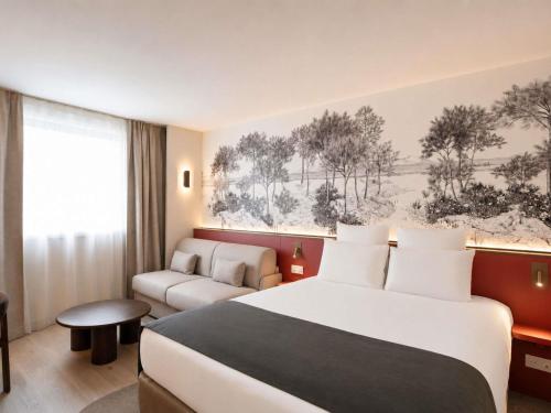Habitación Familiar Privilege: 1 cama doble y un sofá cama del hotel Mercure Paris Val De Fontenay. Foto 1