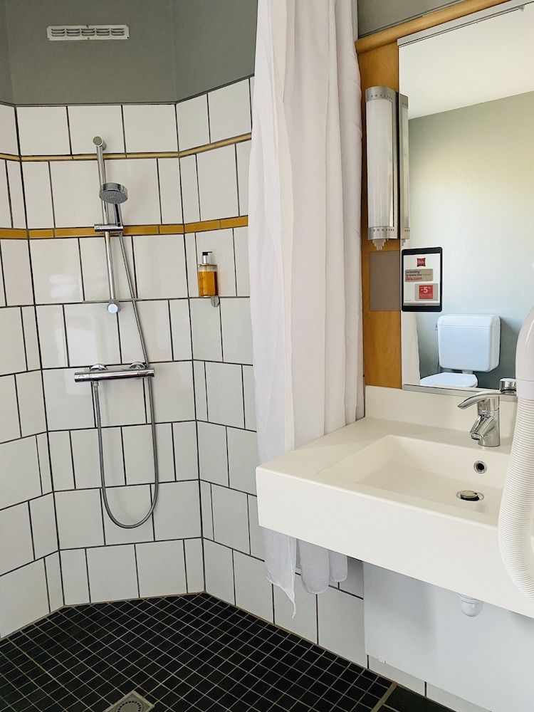 Habitación Estándar con 1 cama doble del hotel IBIS GAP CENTRE. Foto 9