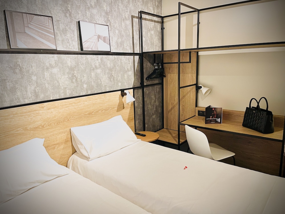 Habitación estándar con 2 camas individuales del hotel IBIS GAP CENTRE. Foto 3