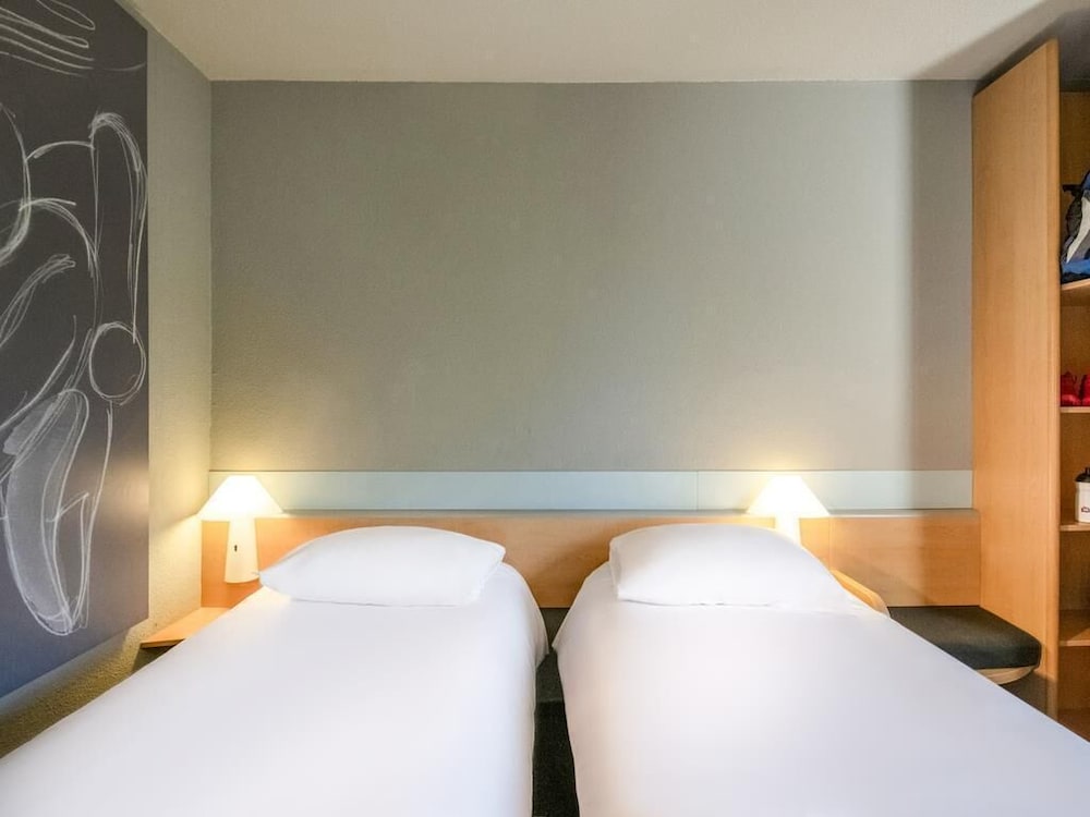 Habitación estándar con 2 camas individuales del hotel IBIS GAP CENTRE. Foto 8