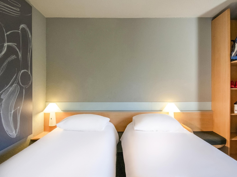 Habitación estándar con 2 camas individuales del hotel IBIS GAP CENTRE. Foto 9