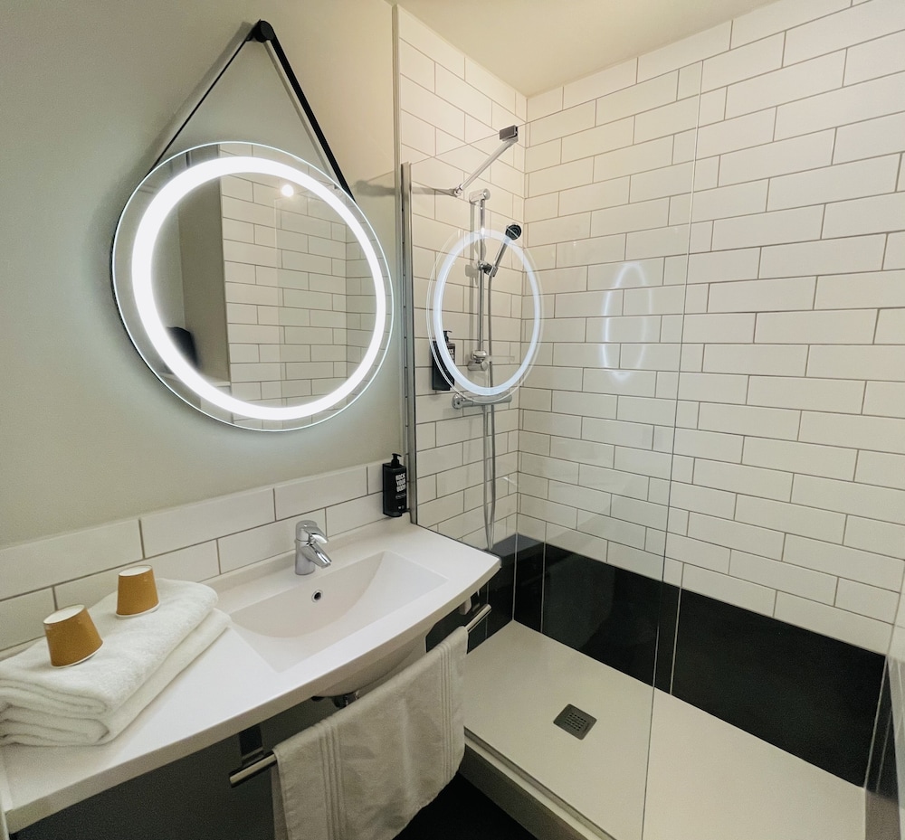 Habitación estándar con 2 camas individuales del hotel IBIS GAP CENTRE. Foto 11