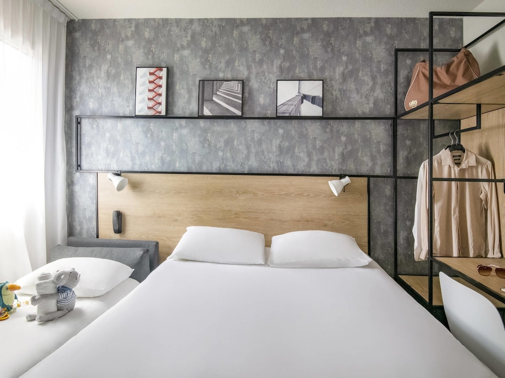 Habitación con 1 cama doble + 1 cama supletoria equipada con la nueva ropa de cama del hotel IBIS GAP CENTRE