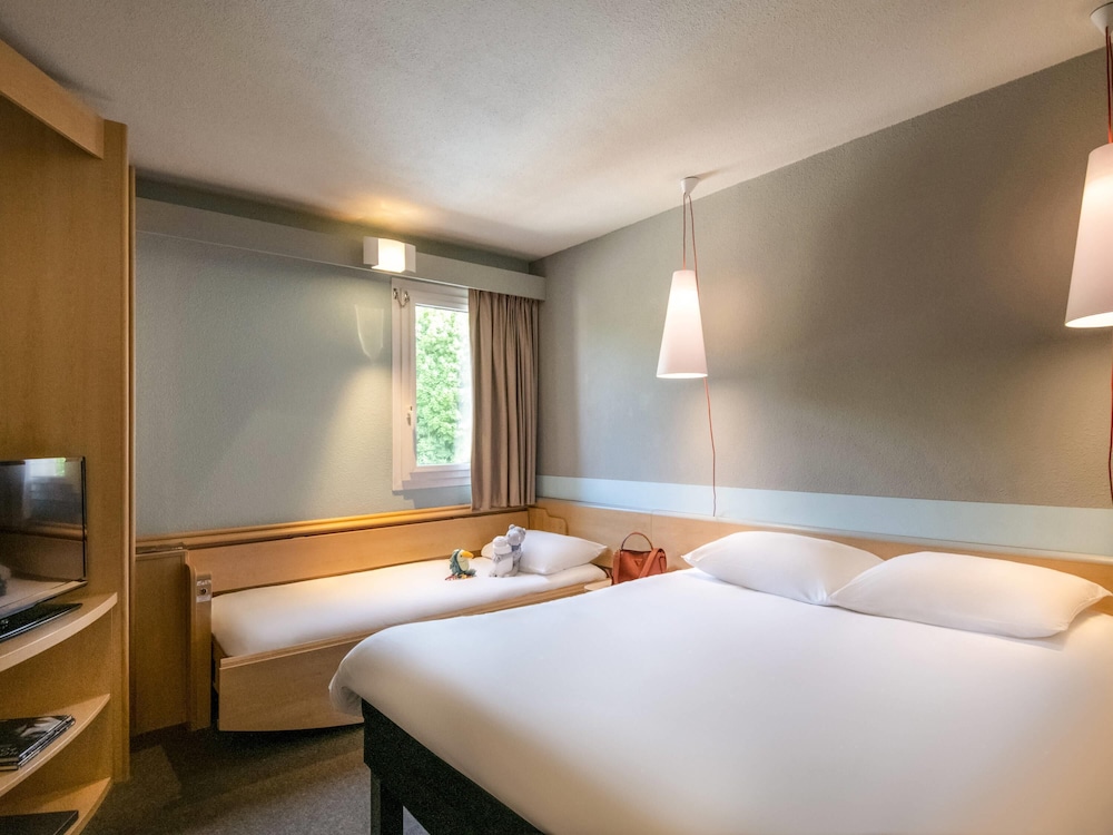 Habitación con 1 cama doble + 1 cama supletoria equipada con la nueva ropa de cama del hotel IBIS GAP CENTRE. Foto 4