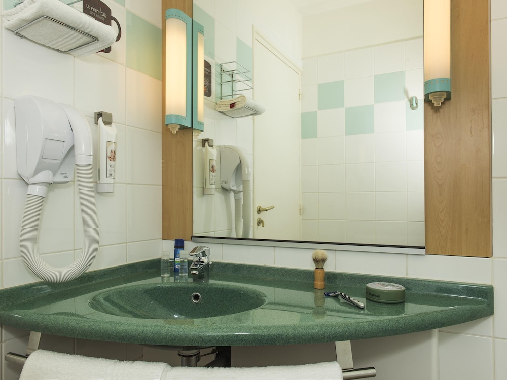Habitación Estándar con 1 cama doble del hotel Ibis La Bresse Gerardmer. Foto 1