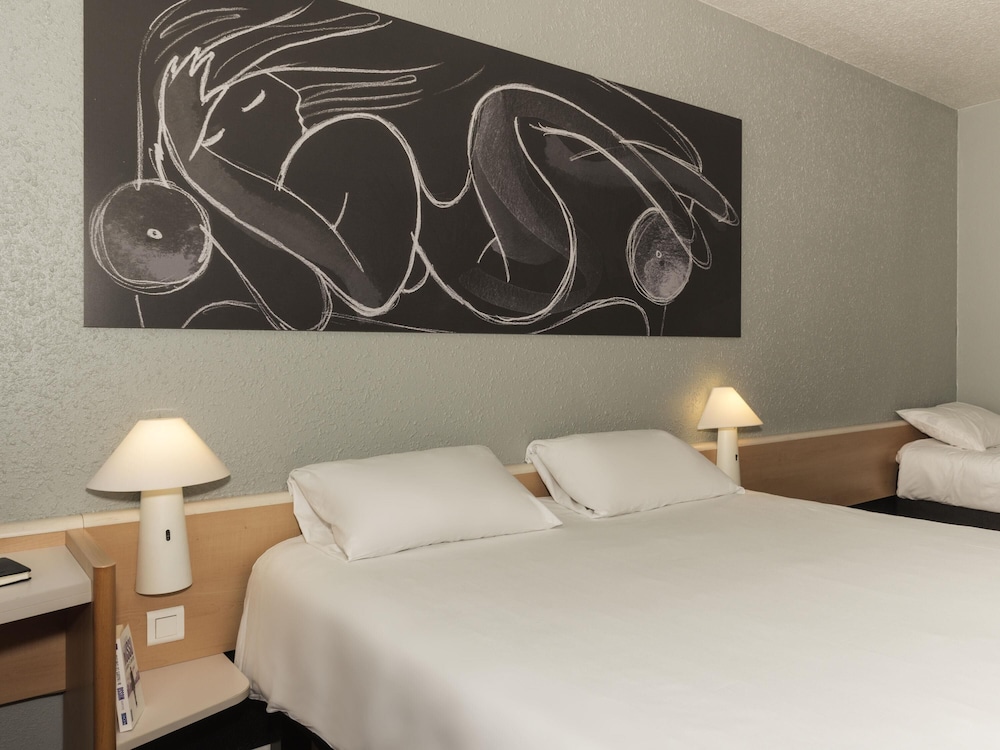 Habitación estándar con una cama doble y una cama individual del hotel Ibis La Bresse Gerardmer