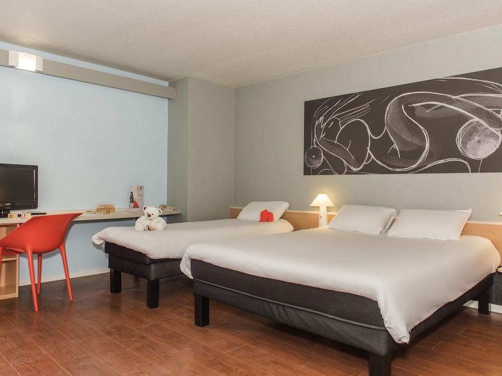 Habitación estándar con una cama doble y una cama individual del hotel Ibis La Bresse Gerardmer. Foto 1