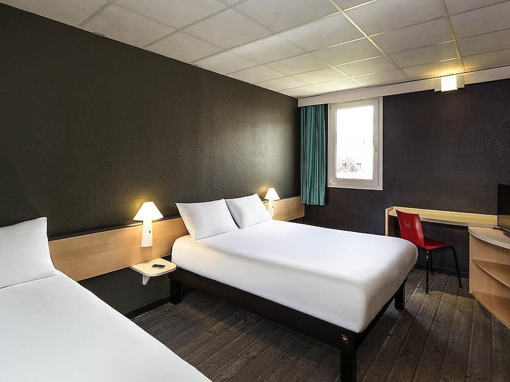 Habitación con 1 cama doble y 1 cama individual del hotel ibis Lannion Cote de Granit Rose. Foto 1