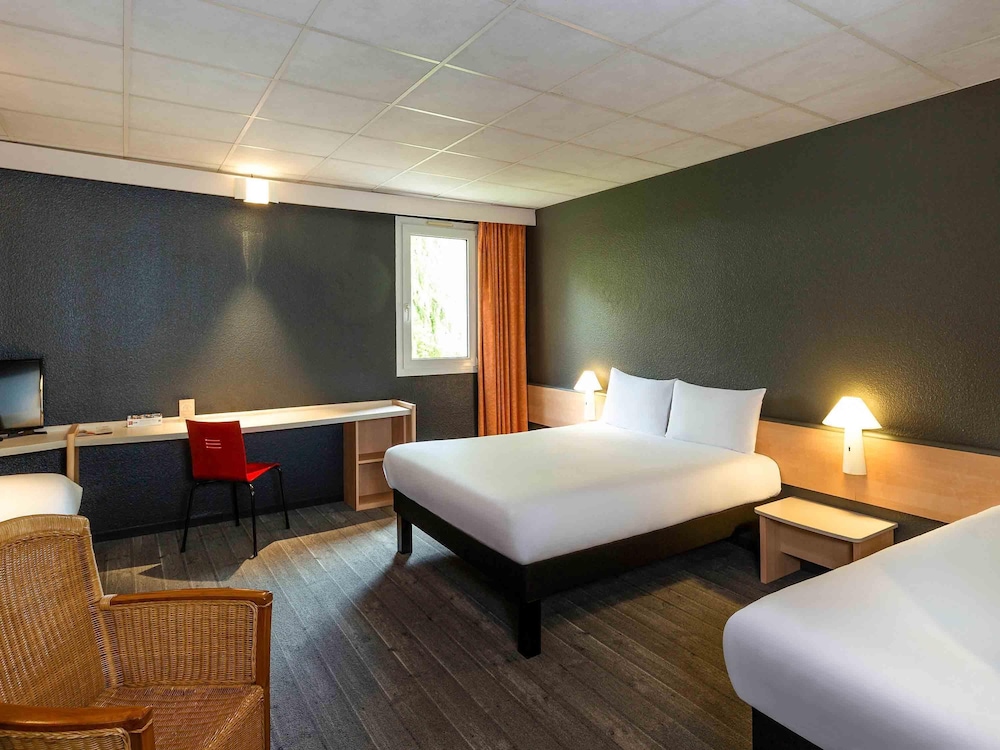 Habitación con 1 cama doble y camas individuales del hotel ibis Lannion Cote de Granit Rose