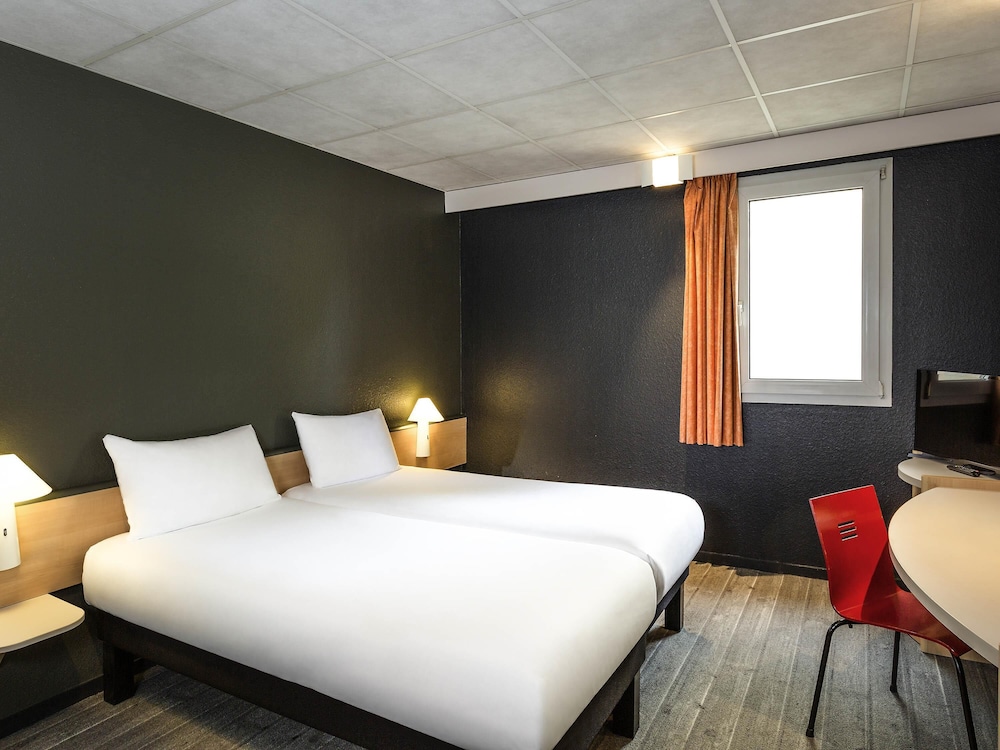 Habitación estándar con dos camas individuales del hotel ibis Lannion Cote de Granit Rose
