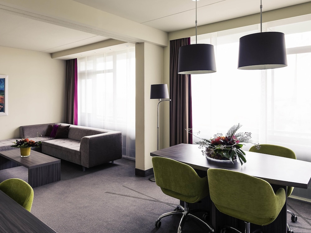 Suite con cama doble y salón independiente del hotel Mercure City Groningen Martiniplaza