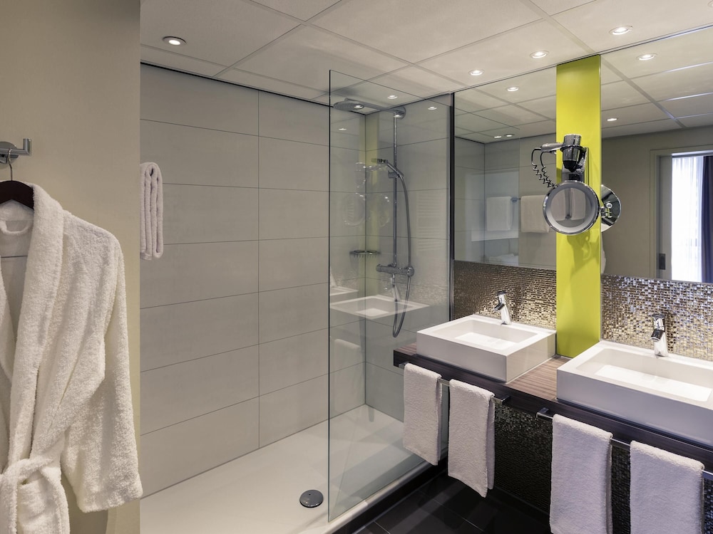 Suite con cama doble y salón independiente del hotel Mercure City Groningen Martiniplaza. Foto 1