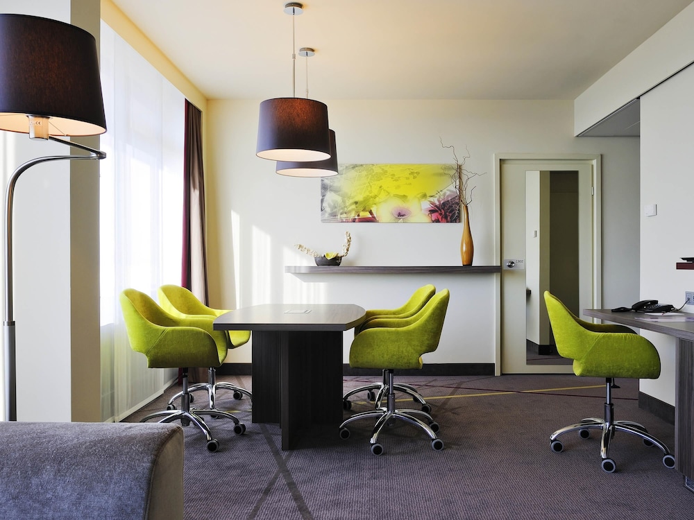 Suite con cama doble y salón independiente del hotel Mercure City Groningen Martiniplaza. Foto 2