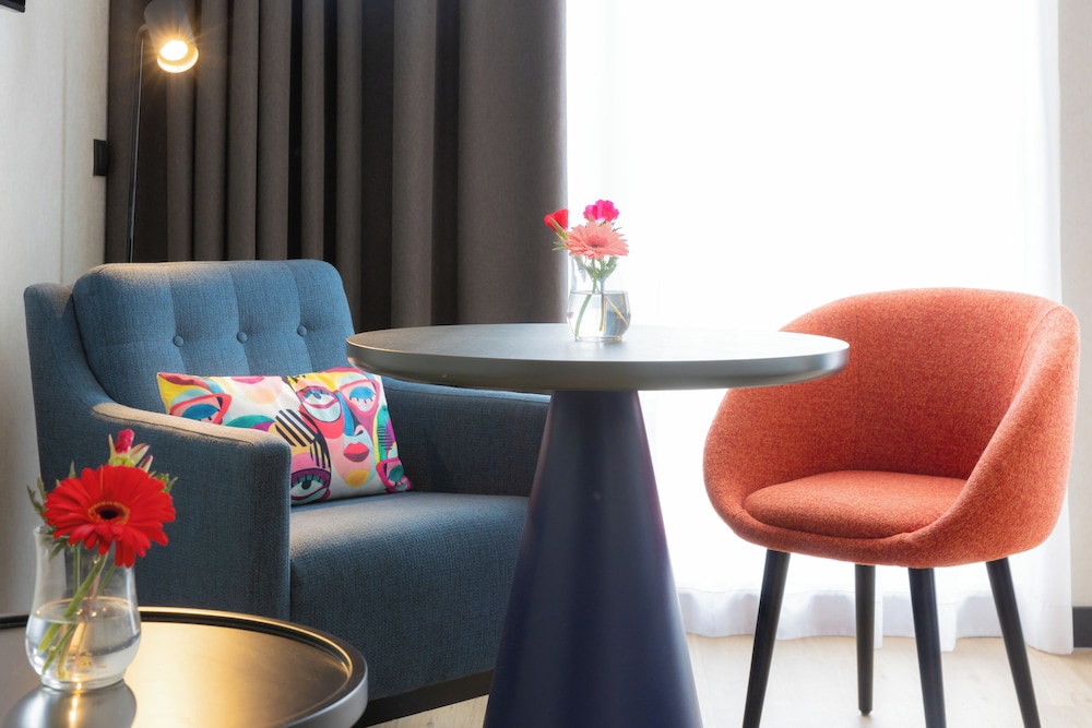 Habitación Deluxe en la última planta con balcón del hotel Ibis Styles Den Haag Scheveningen. Foto 1