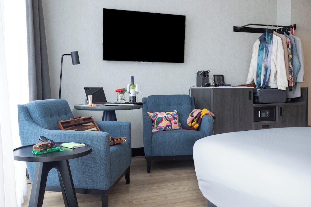 Habitación Deluxe en la última planta con balcón del hotel Ibis Styles Den Haag Scheveningen. Foto 3