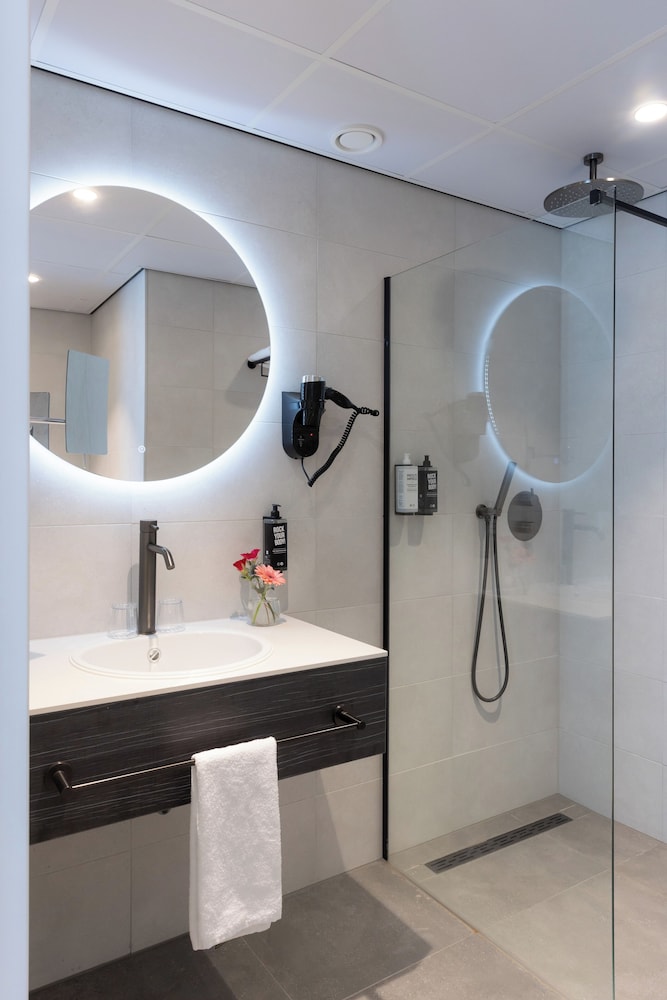 Habitación Deluxe en la última planta con balcón del hotel Ibis Styles Den Haag Scheveningen. Foto 4