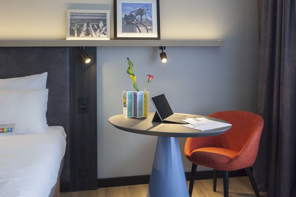Habitación Familiar con balcón del hotel Ibis Styles Den Haag Scheveningen. Foto 5