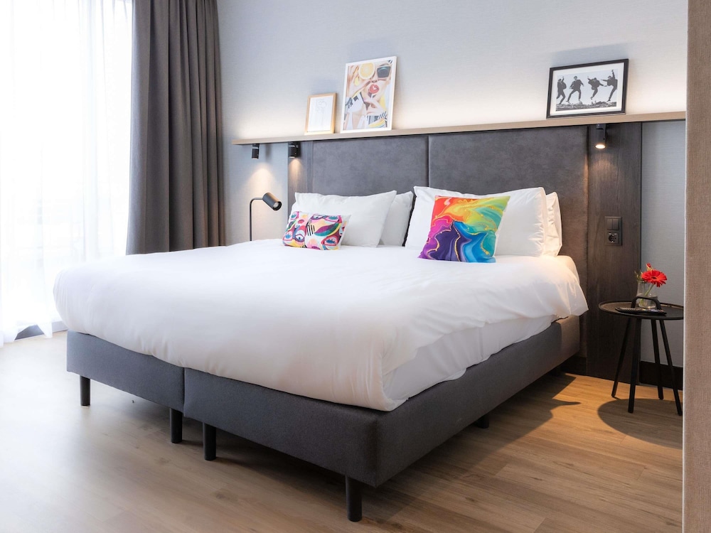 Habitación Deluxe en la última planta con balcón del hotel Ibis Styles Den Haag Scheveningen. Foto 5