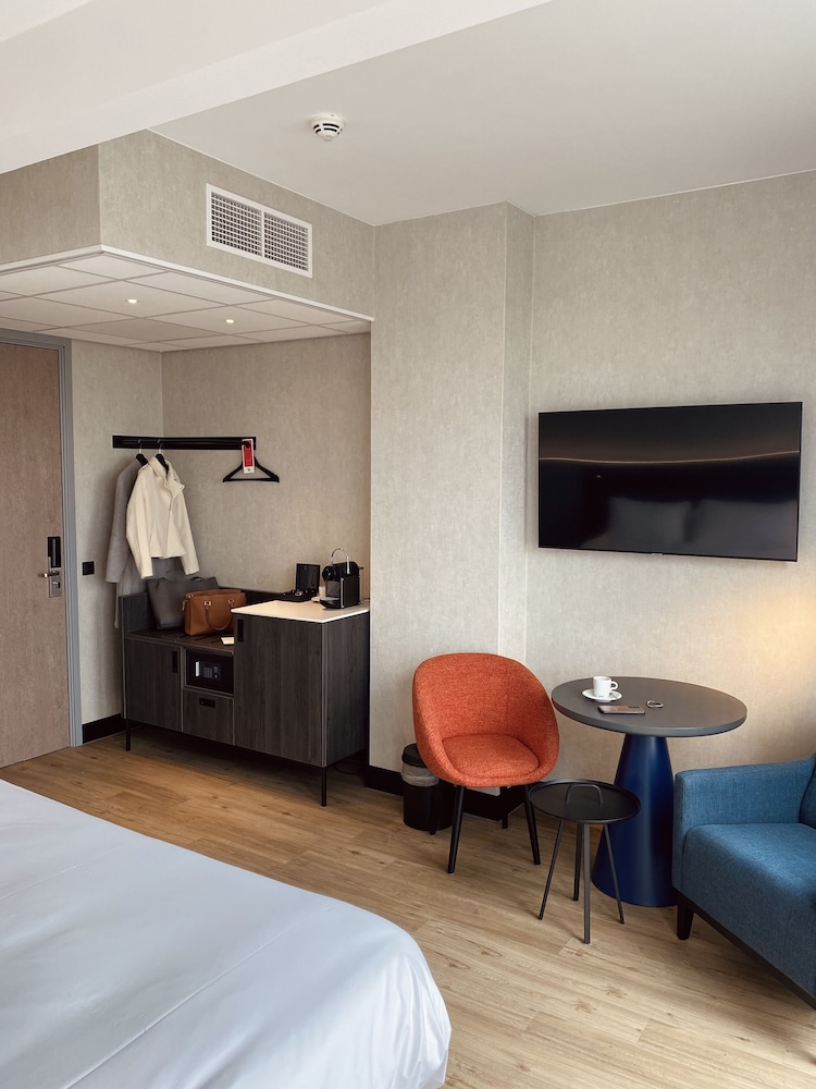 Habitación Deluxe en la última planta con balcón del hotel Ibis Styles Den Haag Scheveningen. Foto 6
