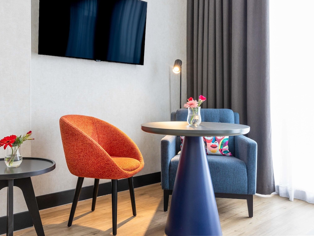 Habitación Deluxe en la última planta con balcón del hotel Ibis Styles Den Haag Scheveningen. Foto 9