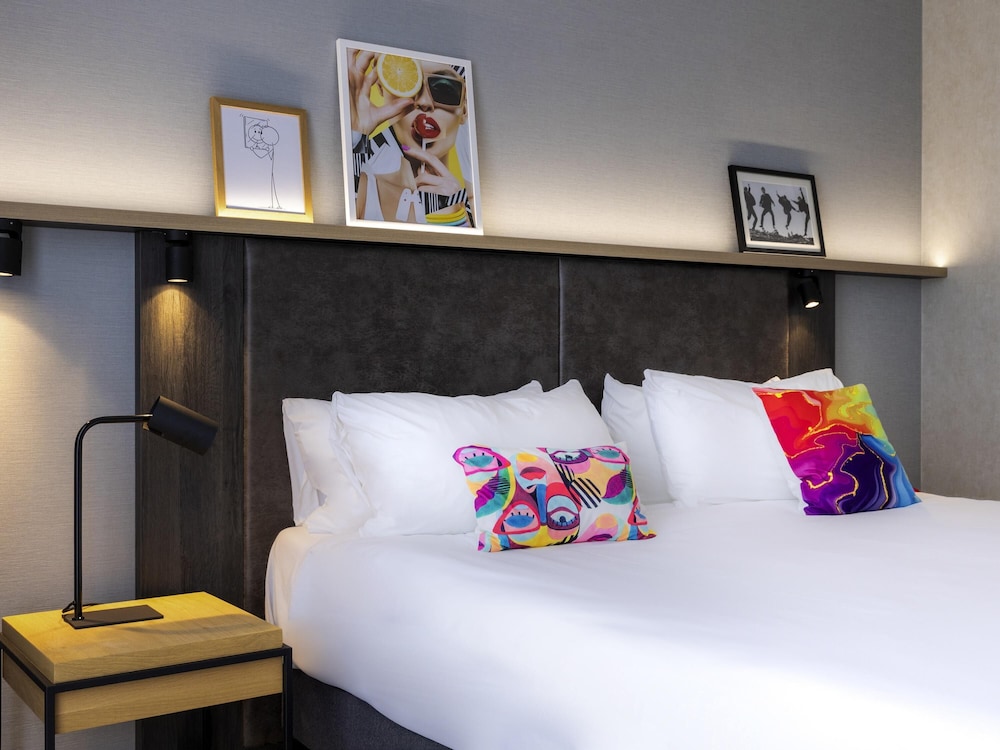 Habitación Deluxe en la última planta con balcón del hotel Ibis Styles Den Haag Scheveningen. Foto 11
