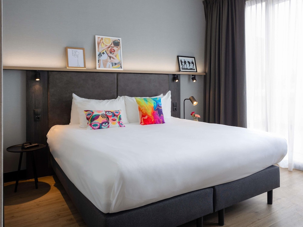 Habitación Deluxe en la última planta con balcón del hotel Ibis Styles Den Haag Scheveningen. Foto 12